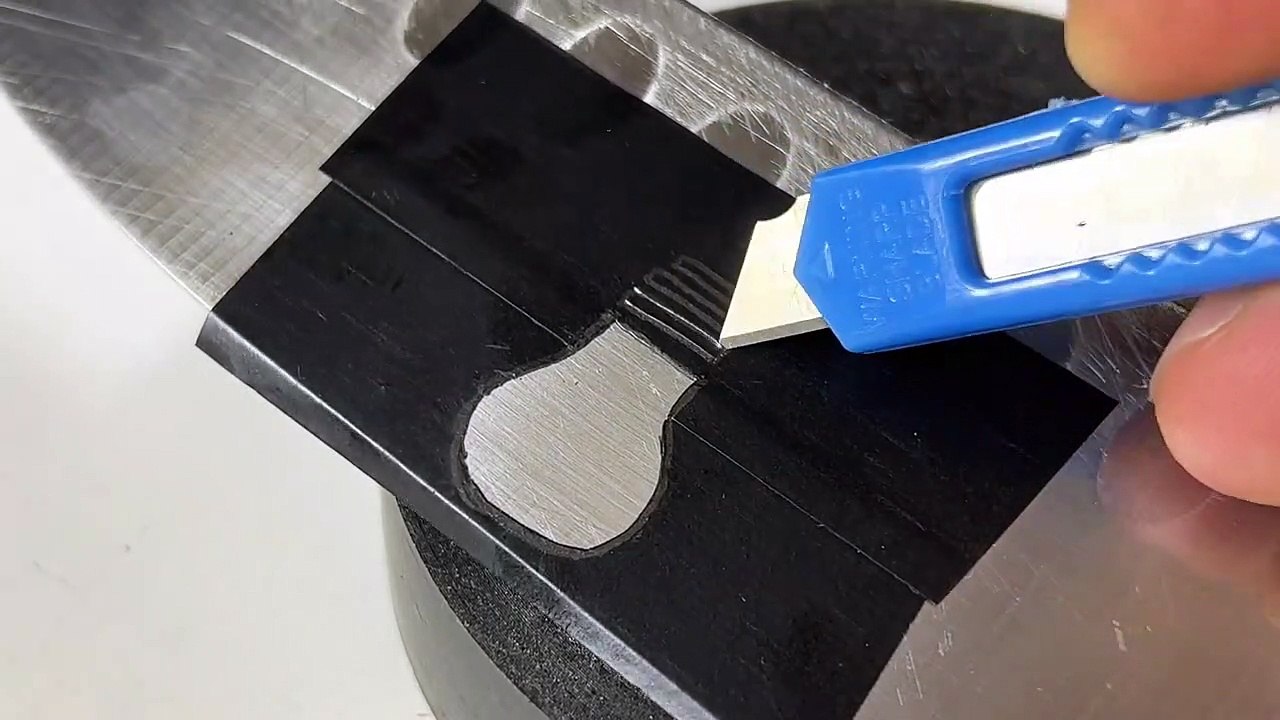 SIMPLE Tech. Battery draws on metal