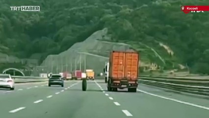 Kamyondan fırlayan tekerlek metrelerce yol kat etti: O anları böyle görüntülediler