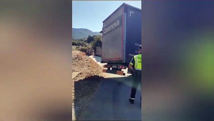 Un camión atascado en Etuláin (Navarra)