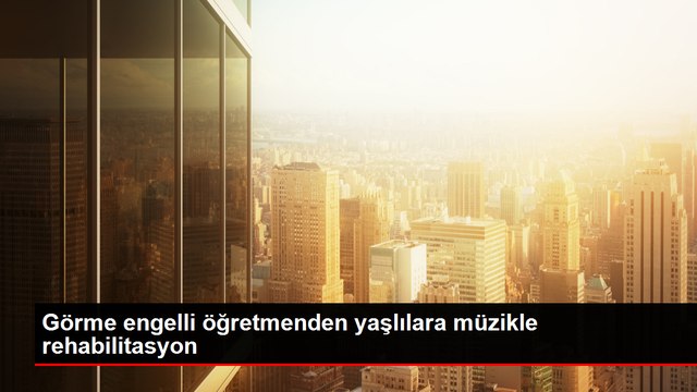 Görme engelli müzik öğretmeni yaşlılara müzik dinletisi sunuyor