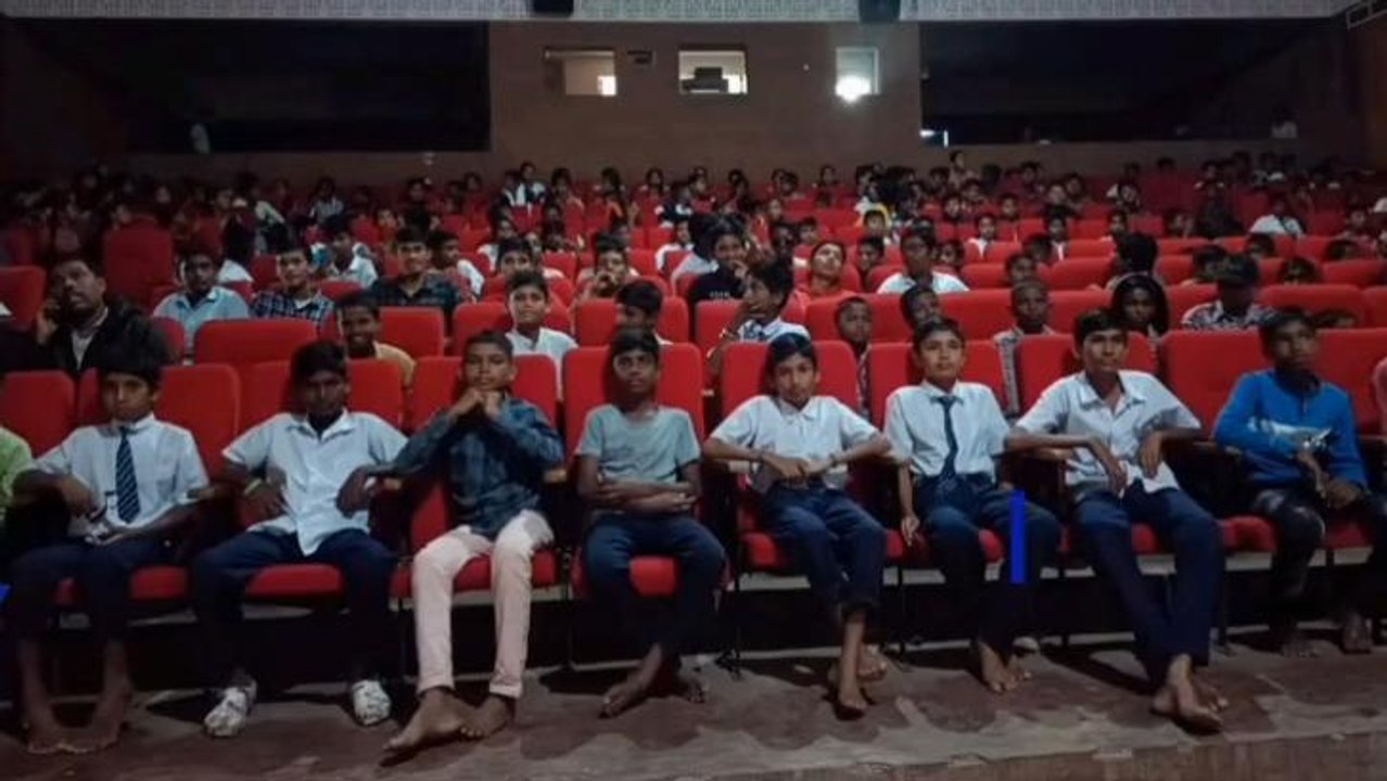 కామారెడ్డి: జాతీయ భావం పెంపొందించేందుకే గాంధీ చలనచిత్ర ప్రదర్శన