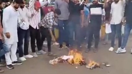 गुना : कांग्रेस के दिग्गज नेताओं पर हुई फिर तो एनएसयूआई ने जलाया सीएम शिवराज का पुतला