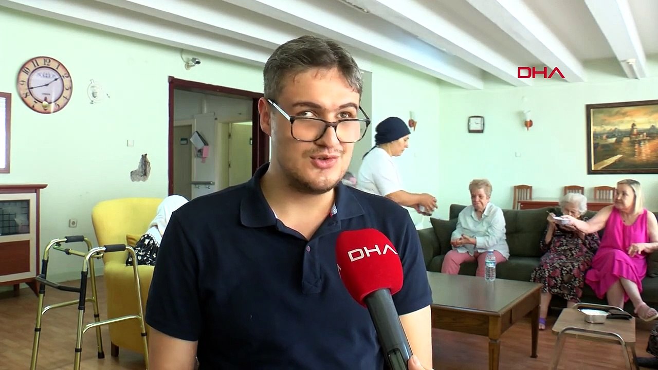 Un professeur de musique malvoyant propose un concert de musique aux personnes âgées