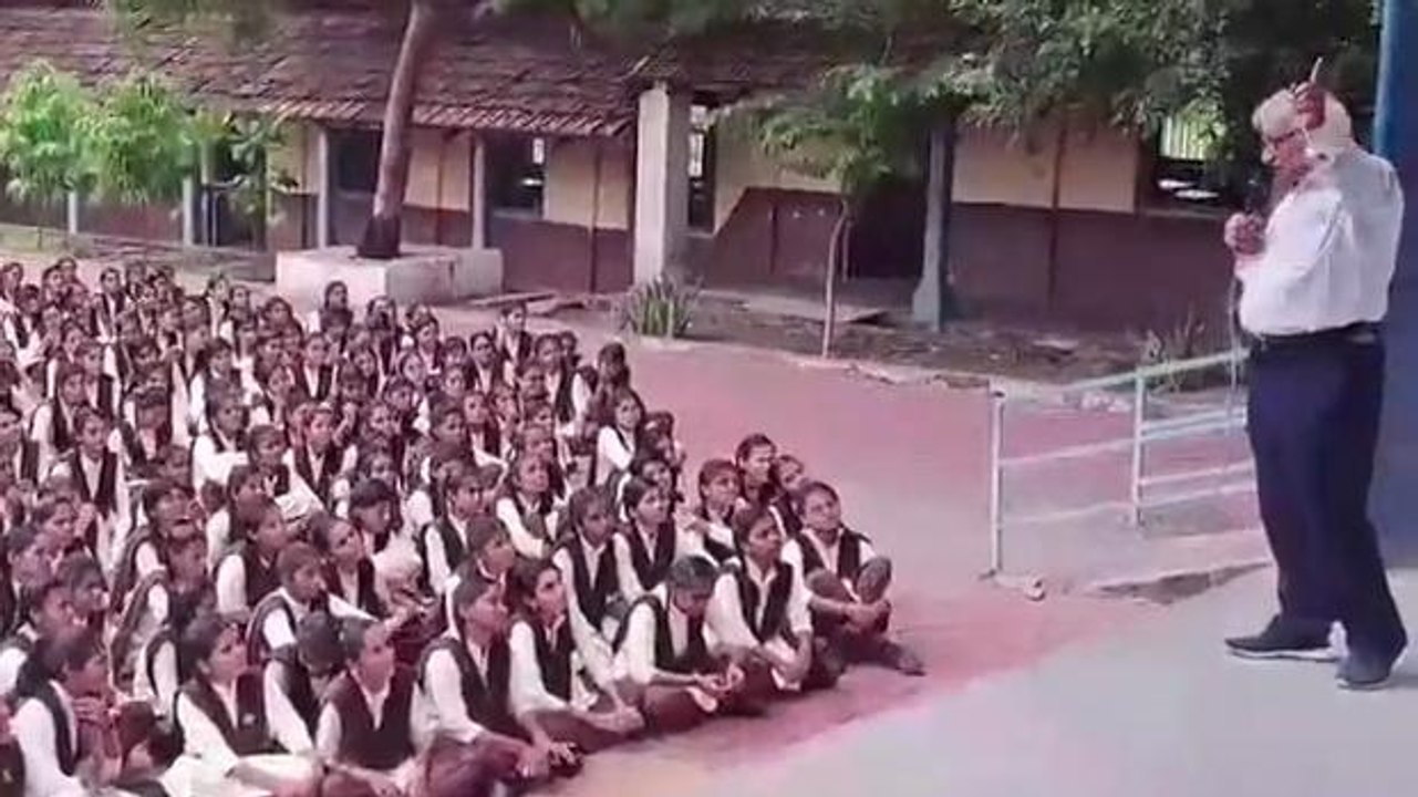 खंडवा: सायबर जागरूकता को लेकर पुलिस की पहल,छात्राओं को किया जागरूक
