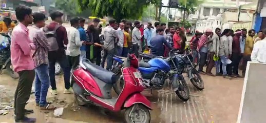 टोकन पाने सुबह 6 बजे से लग रही एसबीआई बैंक में ग्राहकों की लाइन