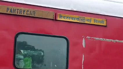 Video: चलती ट्रेन में आग देखकर लोगों ने किया फोन, मची अफरातफरी