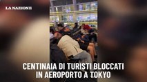 Centinaia di turisti bloccati in aeroporto a Tokyo