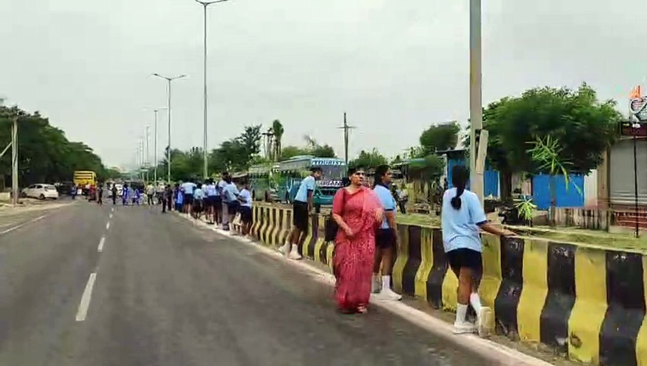 Plantation: शहरवासियों ने तीन मिनट में लगाए 3 हजार पौधे, बना रिकॉर्ड