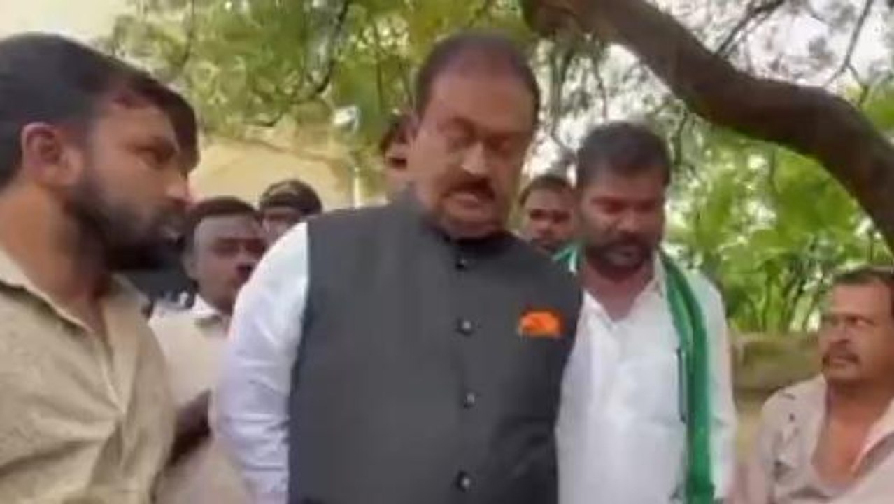 కామారెడ్డి: మాచారెడ్డి పోలీస్ స్టేషన్ ఎదుట మాజీ మంత్రి ధర్నా