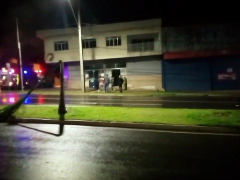 Bombeiros atendem princípio de incêndio em restaurante na Av. Tiradentes, em Umuarama