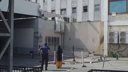 Pendik'te kaybolan anahtarının bulunması için çatıya çıkan kişi ikna edilerek indirildi
