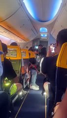Lo show di Gianni Morandi in aereo