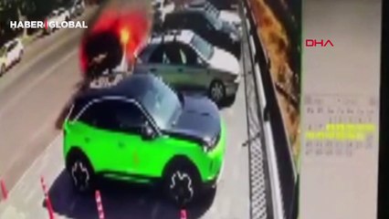 Yanan araç, müdahale sırasında hareket edip park halindeki cipe böyle çarptı