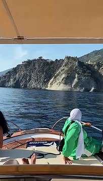 Cinque Terre, la frana in mare ripresa dai turisti