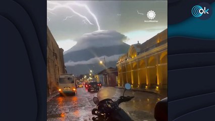 Impresionantes relámpagos en el volcán Acatenango de Guatemala