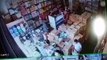 VÍDEO: homens armados rendem cliente e roubam R$ 80 mil de loja atacadista