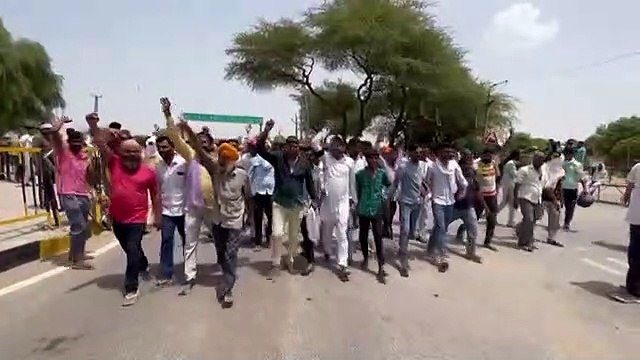 तीन घंटे सांकेतिक चक्का जाम, बसों को रोका तो पैदल पहुंचे यात्री