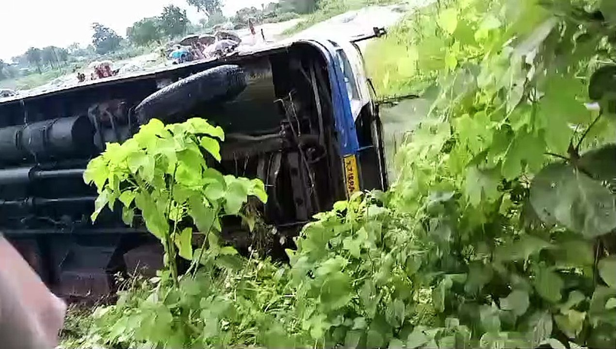 बस पलटी, चालक की सूझबूझ से टला हादसा