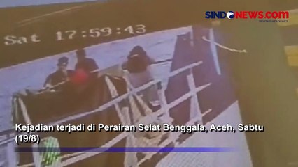 Aksi Nekat Penumpang Kapal Ferry Lompat ke Laut Selat Benggala Aceh Terekam CCTV