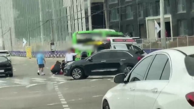 횡단보도 건너던 50대 여성, 좌회전 버스에 치여 부상 / YTN