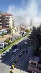 Yıkım sırasında hasarlı binanın altında kaldı