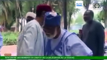 Les militaires promettent une transition de "trois ans au maximum"