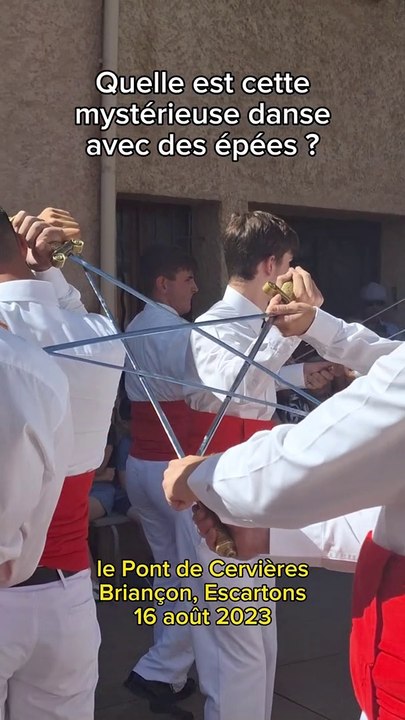 Le "Bacchu-ber" (Occitan: "bal cubèrt"), mystérieuse danse des épées aux origines inconnues, exécutée depuis des siècles tous les 16 août pour la St-Roch, au Pont de Cervières, hameau de Briançon.