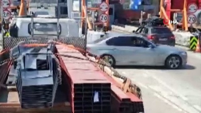Otoyolda gişe değiştiren otomobil trafiği tehlikeye düşürdü