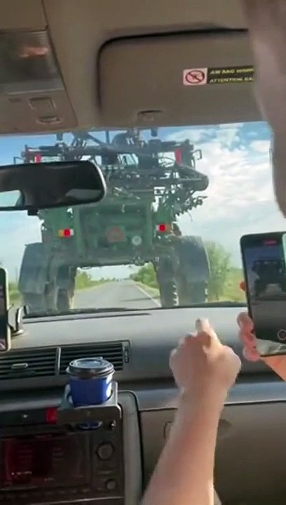 Ces conducteurs passent sous un tracteur... pour doubler