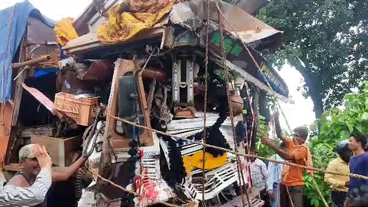 खड़े वाहन से टकराया ट्रक, वाहन पर फंसे रहे चालक परिचालक