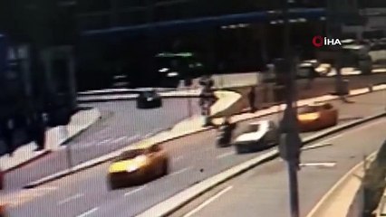 Kağıthane'de yol kapatıp araçlara taş atan şahıs kamerada: Sürücülere zor anlar yaşattı