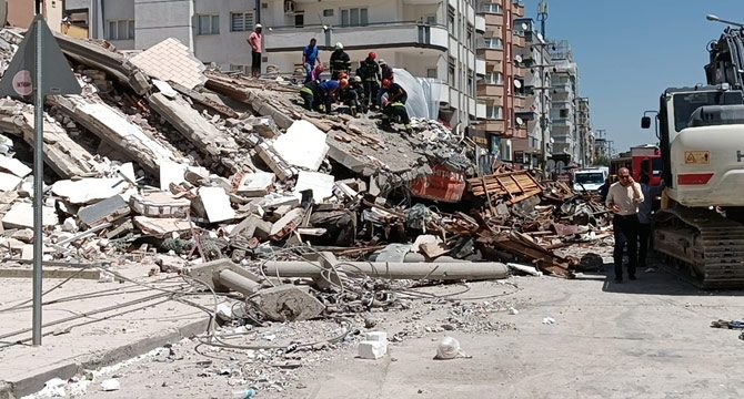 Ağır hasarlı bina çöktü, operatör enkaz altında kaldı