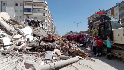 YIKIM SIRASINDA AĞIR HASARLI BİNA ÇÖKTÜ; İŞ MAKİNESİ OPERATÖRÜ ENKAZ ALTINDA KALDI