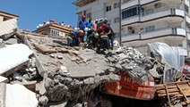 Gaziantep'te ağır hasarlı bina yıkım sırasında çöktü! Kepçe operatörü enkaz altında