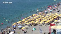 Antalya'da yüksek sıcaklık ve nem: Sahillere akın ettiler
