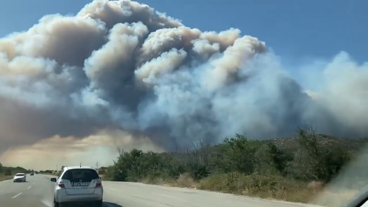 Grèce : un violent feu de forêt brûle à la frontière turque, huit villages évacués