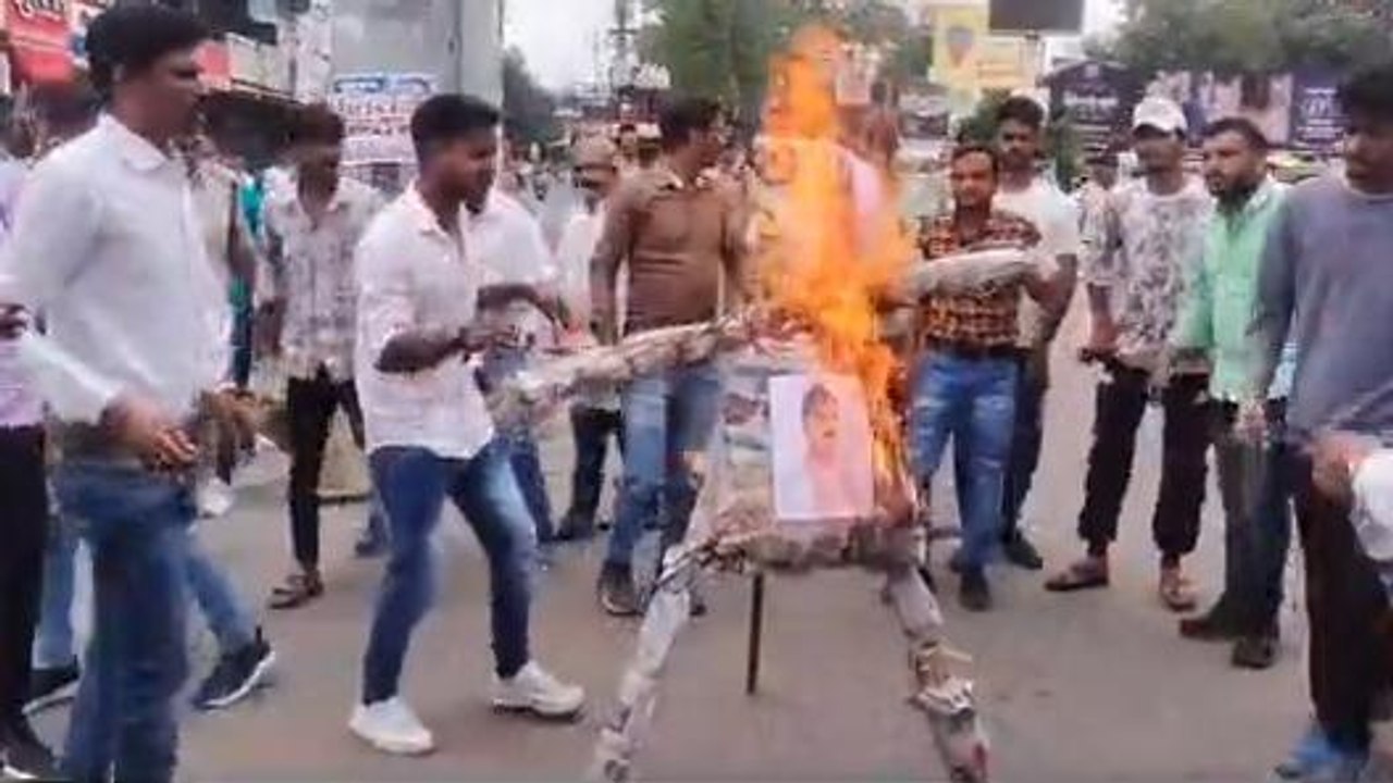 छिंदवाड़ा: युवा कांग्रेस ने फूंका CM और प्रभारी...