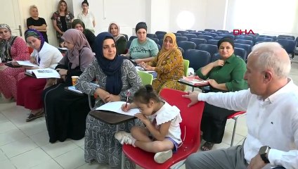 DOWN SENDROMLU KIZININ EĞİTİMİNE DESTEK OLABİLMEK İÇİN 39 YAŞINDA OKUMA YAZMA ÖĞRENDİ