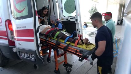 TATİLDEN DÖNEN AİLENİN ARACI TAKLA ATTI 5 YARALI