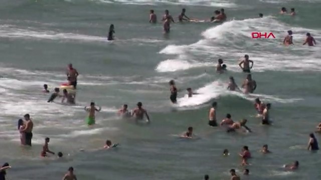 İstanbul'da sıcak havadan bunalanlar denize akın etti