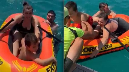 Sürüklenen bottaki anne ve oğluyla onlara yardıma gidip mahsur kalan 3 genç kurtarıldı