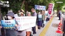 Giappone, attivisti manifestano contro il rilascio in mare delle acque di Fukushima