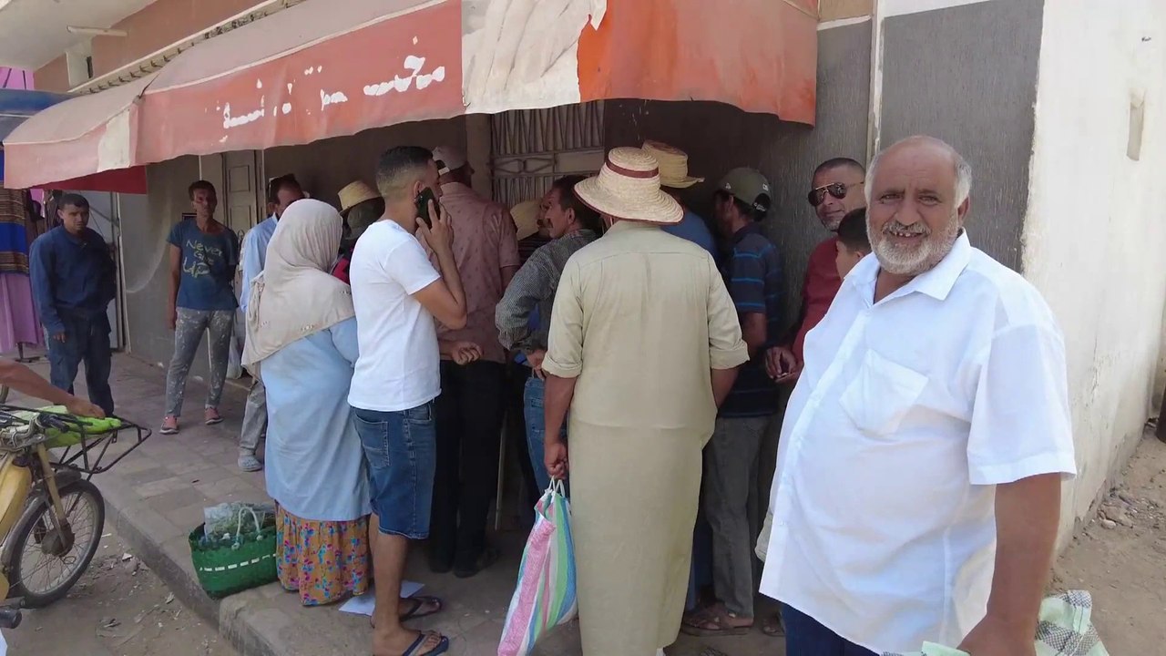 طوابير طويلة للحصول على رغيف خبز  بتونس.. وروايات متضاربة حول سبب الأزمة