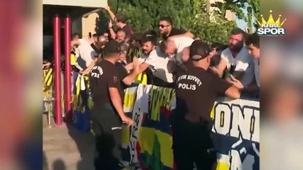 Mert Hakan'dan minik taraftara jest