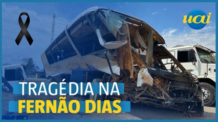 Destroços do ônibus de torcedores do Corinthias que tombou em MG