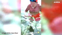 Vasco Rossi gioca in mare con una medusa: 