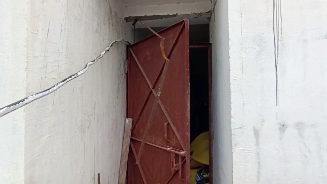 Thieves stole 6 lakh 50 thousand cash from 4 shops from the roof
