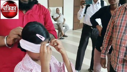 इस बच्ची ने आंखों पर पट्टी बांध बताया नोट का नंबर