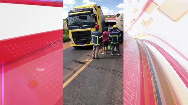 Motorista fica enclausurado em acidente envolvendo carretas na BR-376