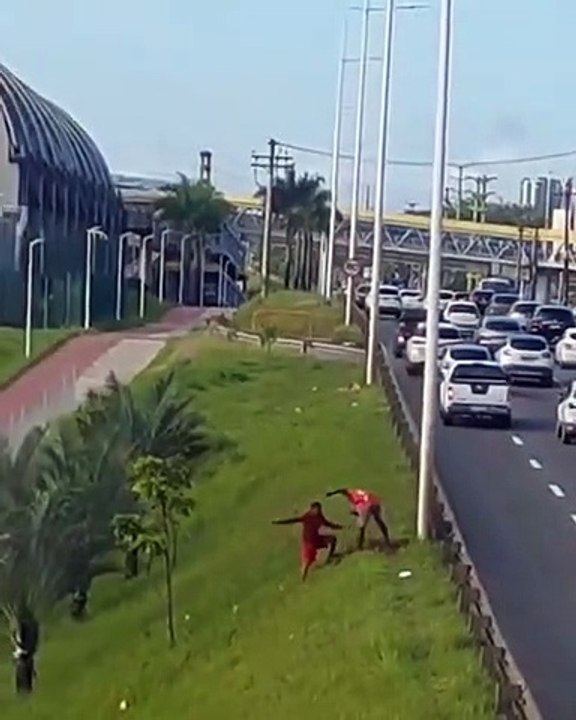 Homens são vistos furtando fios nas proximidades de estão de metrô de Salvador
